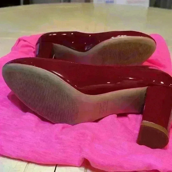 CASTAMERE RED PATTERN LEATHER PUMP Size 8 - Picture 4 of 4